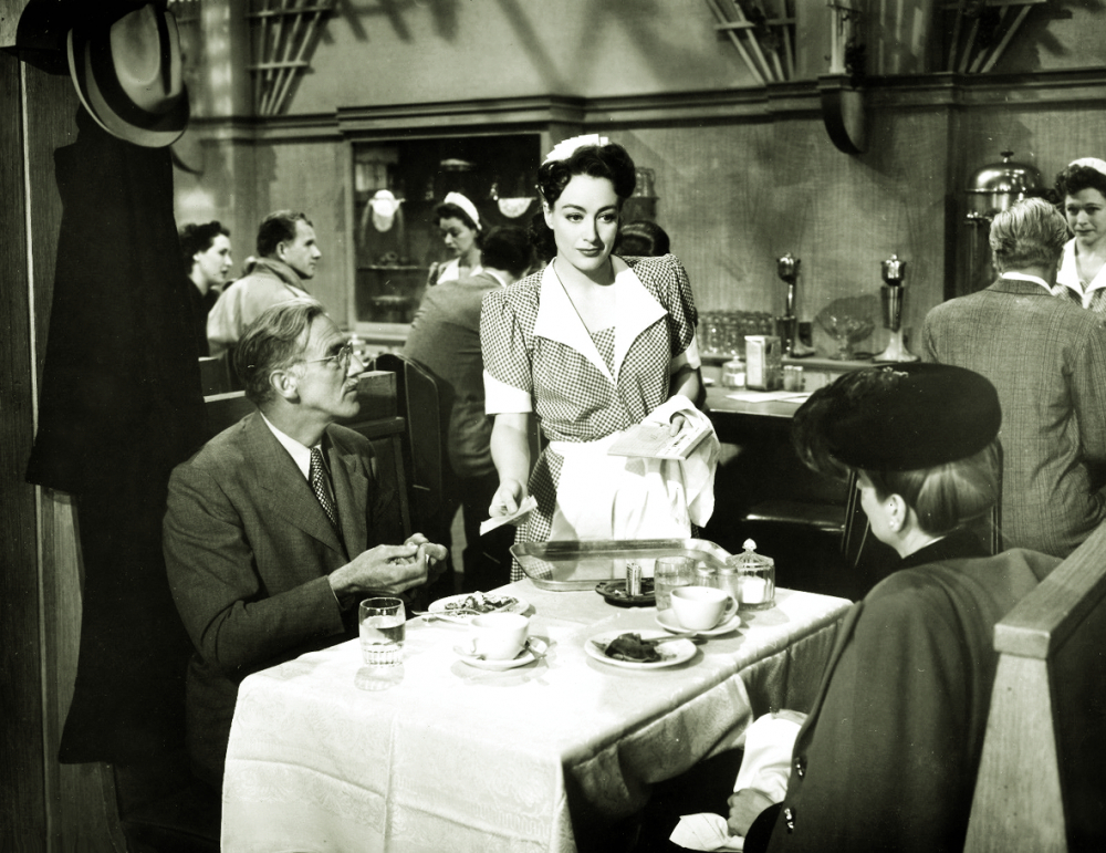 Mildred Pierce phải đi làm bồi bàn để trang trải cho gia đình