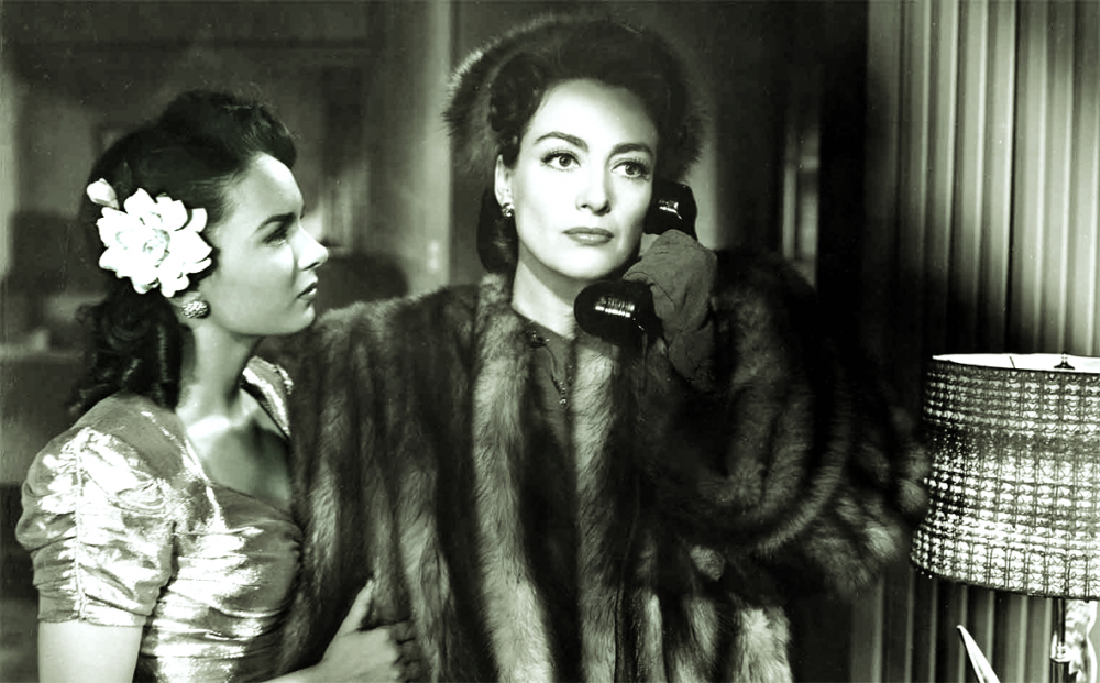 Joan Crawford (phải) và Ann Blyth (trái) trong phim