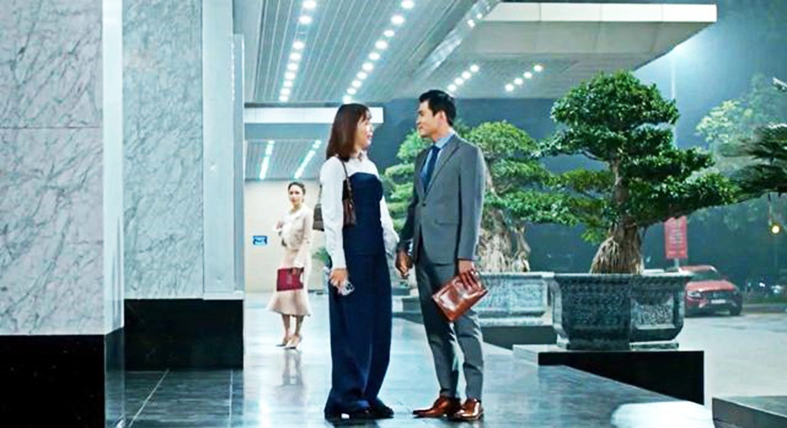 2 vai Ngân Hà (Hồng Diễm đóng, giữa) và An Nhiên (Lương Thu Trang đóng, phía sau) trong Trạm cứu hộ trái tim đều gây tranh cãi