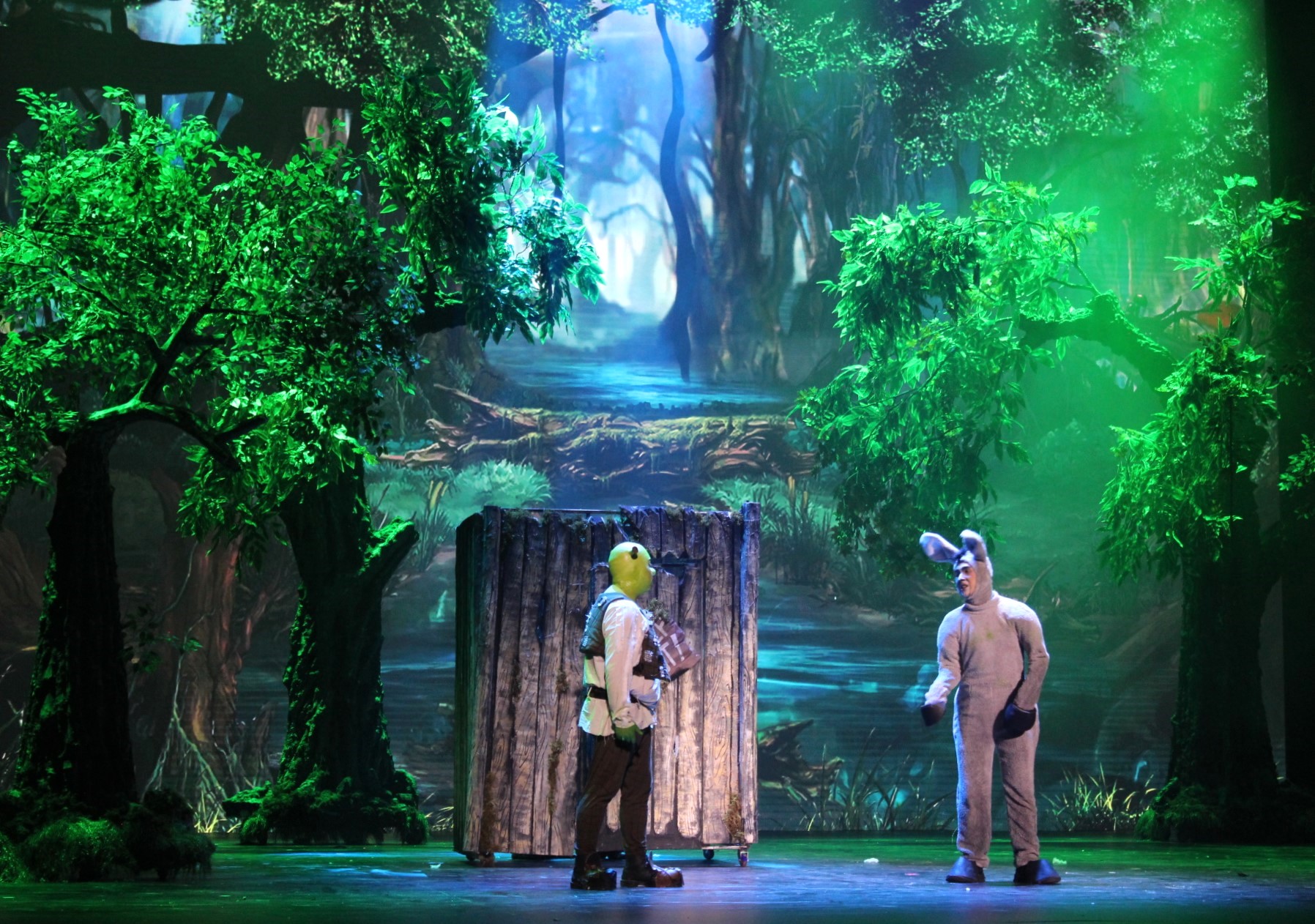 Sân khấu Shrek: On National Tour có sự kết hợp hài hòa giữa màn hình LED và cảnh trí rất hút mắt.