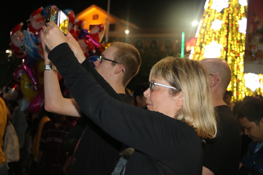 Nhiều du khách nước ngoài đã cùng nhau xuống đường tham gia  đêm hội  “Countdown 2020 – Đêm Sắc Màu” ở cố đô Huế, cùng gửi lời chúc mừng năm mới với những bức hình kỳ niệm