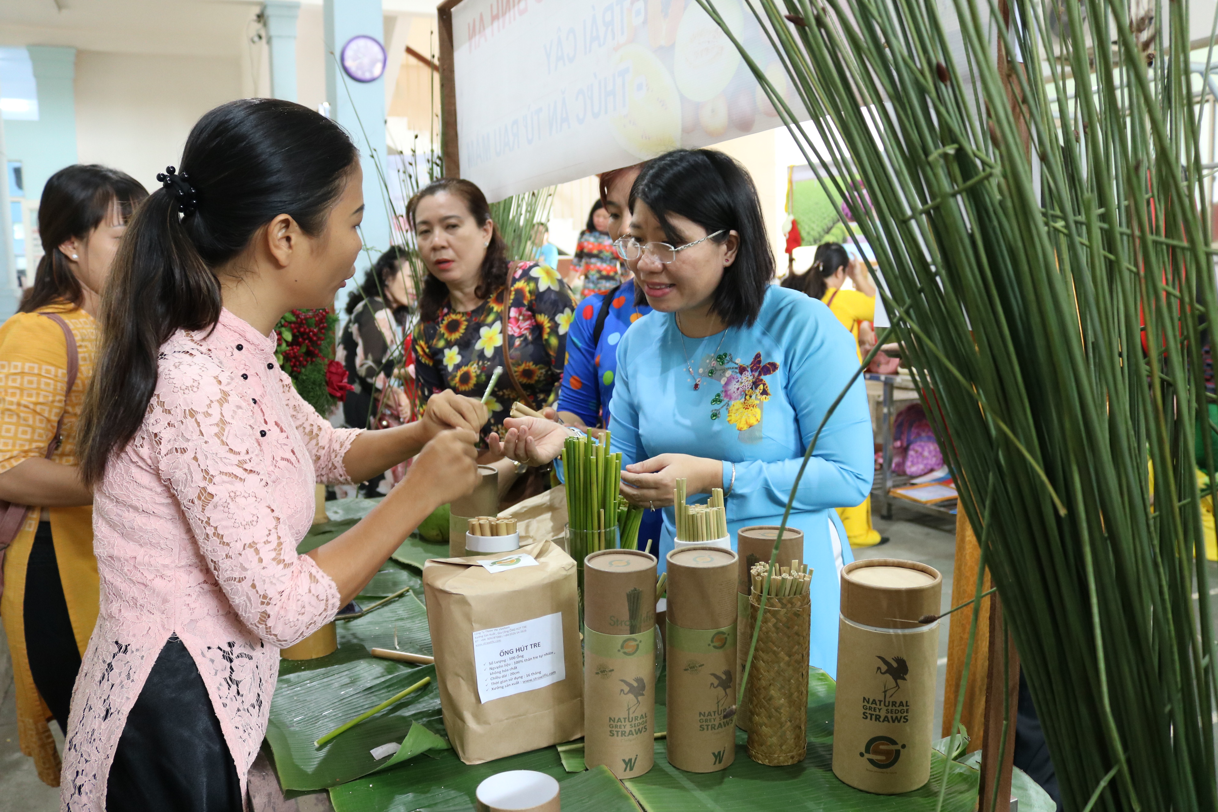 Bà Trần Thị Huyền Thanh (bìa phải) - Phó chủ tịch Hội LHPN TP.HCM - ghé thăm và tìm hiểu các sản phẩm thân thiện với môi trường trong phiên chợ. 
