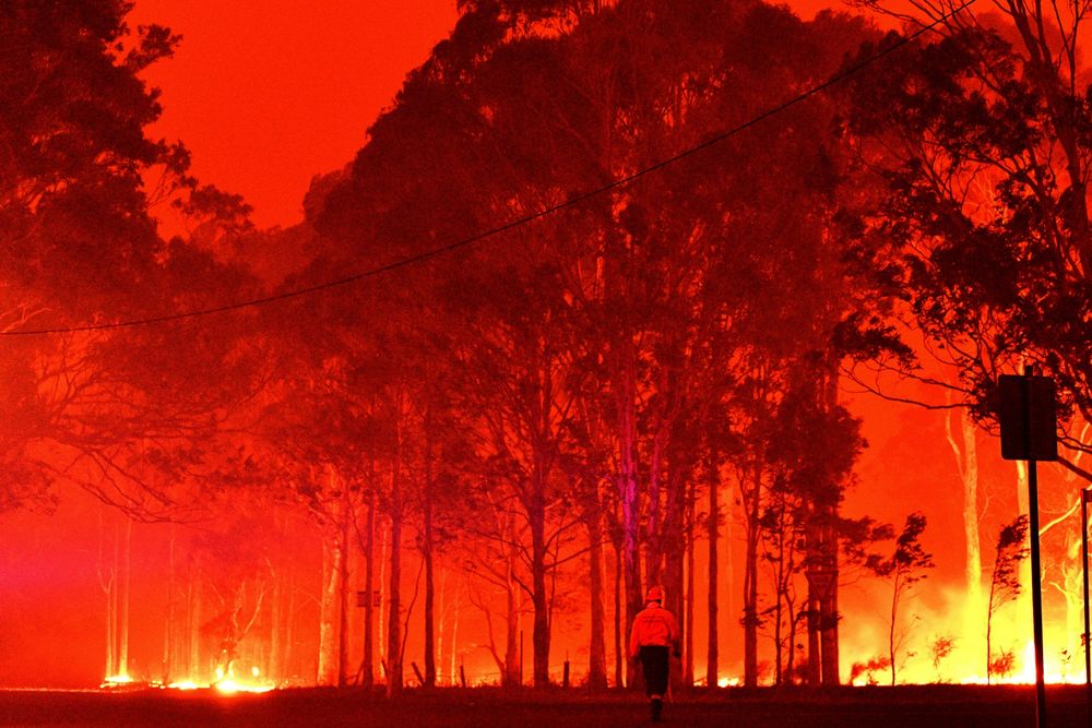 Khủng hoảng cháy rừng ở Úc ngày càng gia tăng vào thứ ba 31/12 khi các thị trấn ven biển ở phía đông nam bốc cháy.