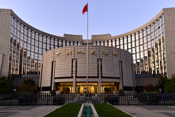 Ngân hàng Nhân dân Trung Quốc (Ngân hàng Trung ương Trung Quốc) quyết định nới lỏng chính sách tiền tệ bằng cách giảm tỷ lệ dự trữ bắt buộc để đưa thêm tiền vào lưu thông nhằm thúc đẩy tăng trưởng kinh tế.