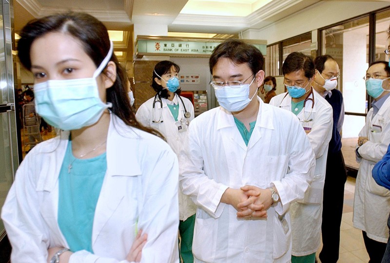 Nhóm các chuyên gia của Ủy ban Y tế Quốc gia Trung Quốc đã đến thành phố Vũ Hán để xác định xem các trường hợp mắc bệnh có phải là virus SARS từng khiến hàng trăm người thiệt mạng vào năm 2003 hay không.
