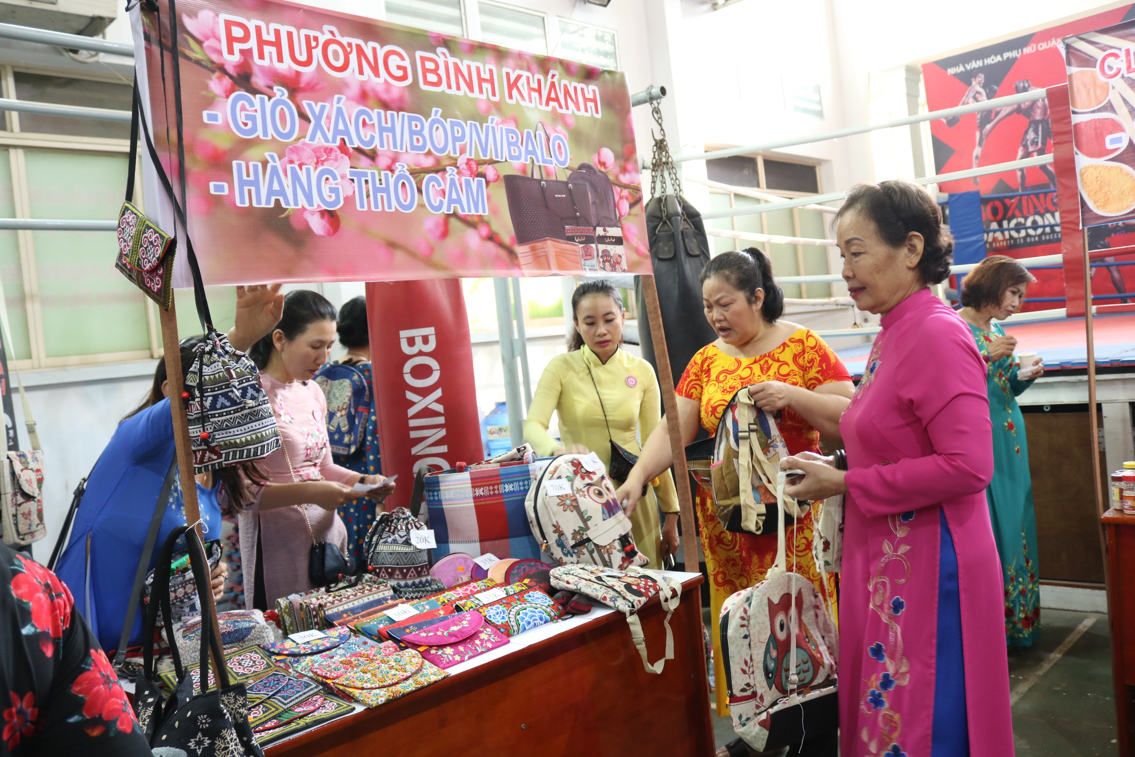 Các sản phẩm do hội viên, phụ nữ quận 2 làm ra được bày bán trong phiên chợ. 