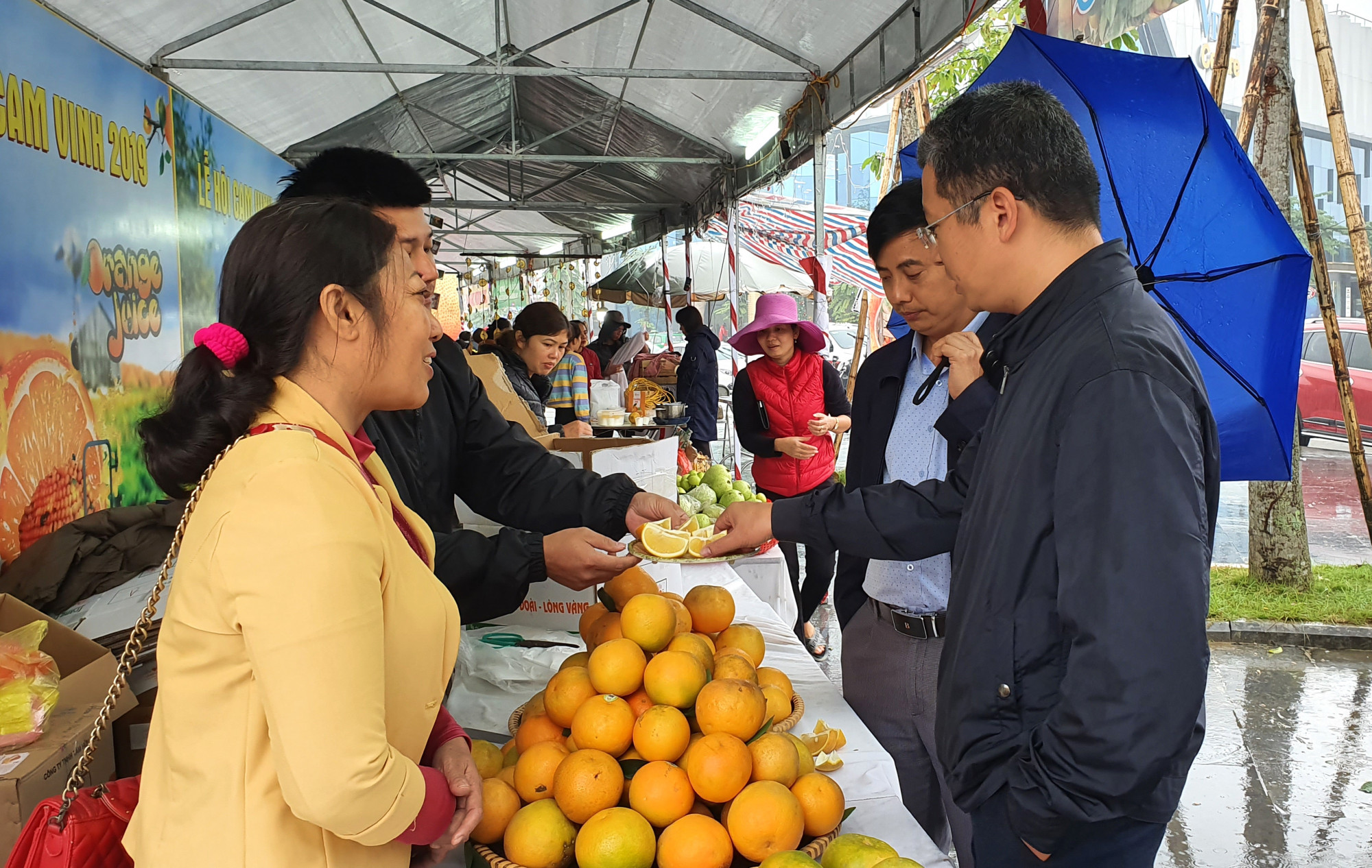 Mưa, lạnh nhưng Lễ hội cam Vinh vẫn thu hút nhiều người dân và du khách tới tham quan, mua cam