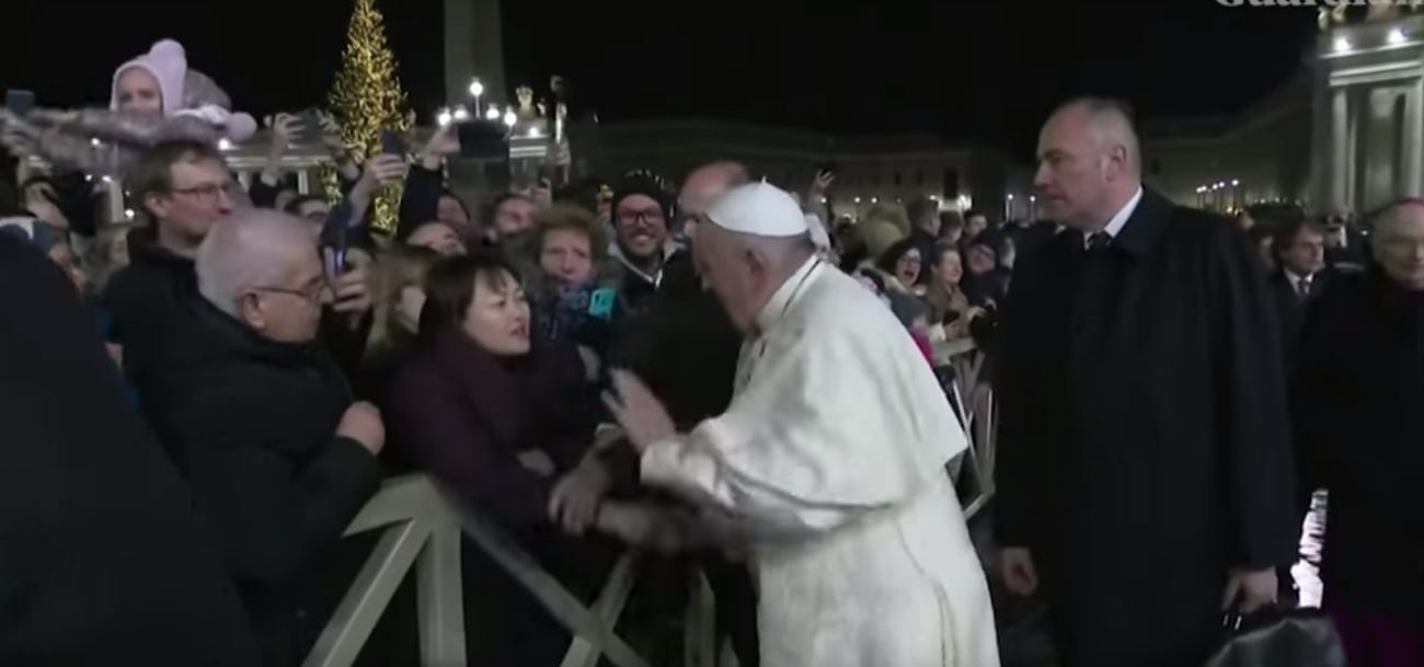 Giáo hoàng Francis xin lỗi vì mất kiên nhẫn và đập vào tay người phụ nữ nắm chặt tay ông không cho ông đi qua - Ảnh: YouTube/Guardian News
