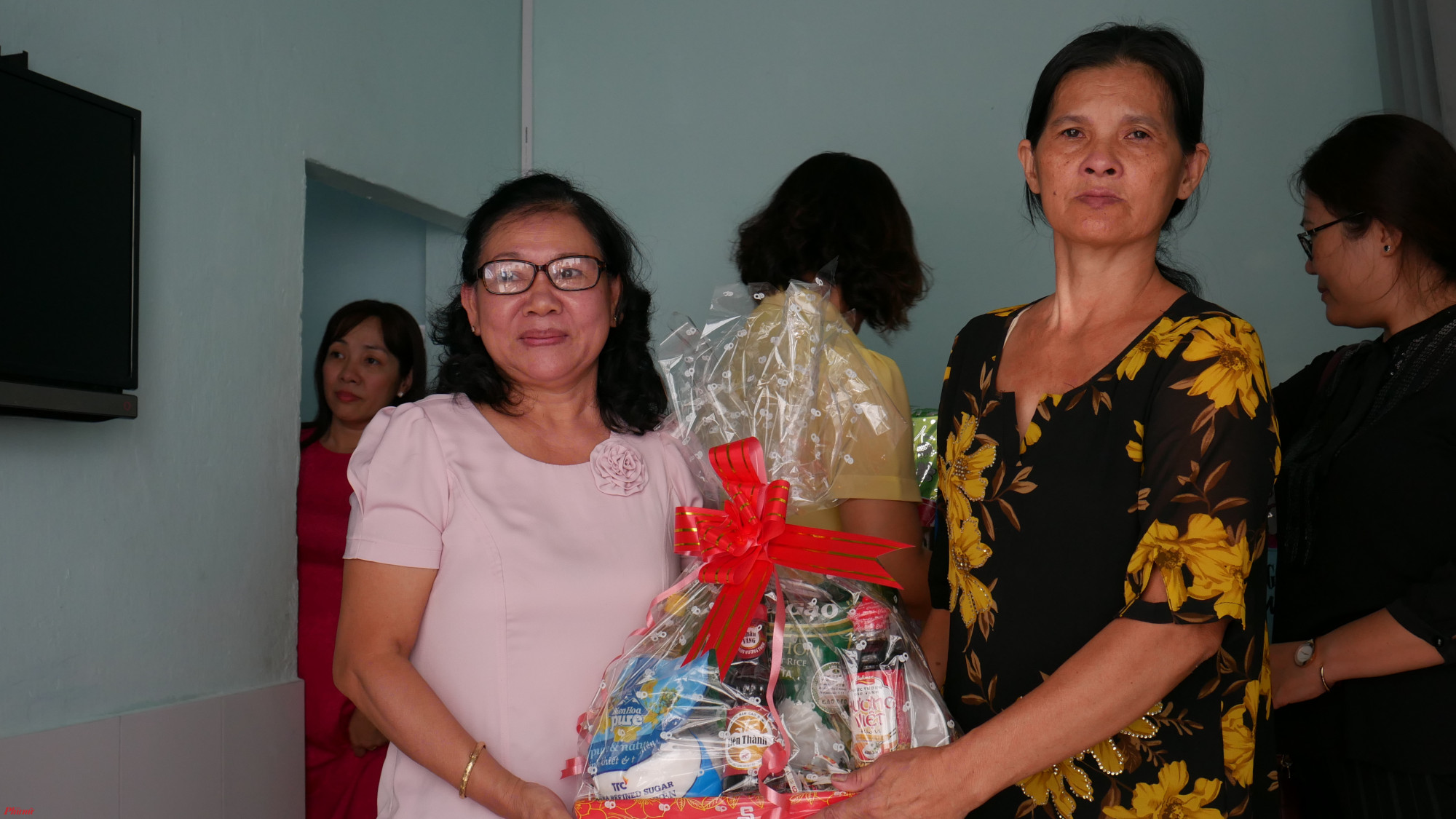 Chi hội phụ nữ khu phố 16, phường 16 tặng quà cho gia đình chị Gái Ba. 