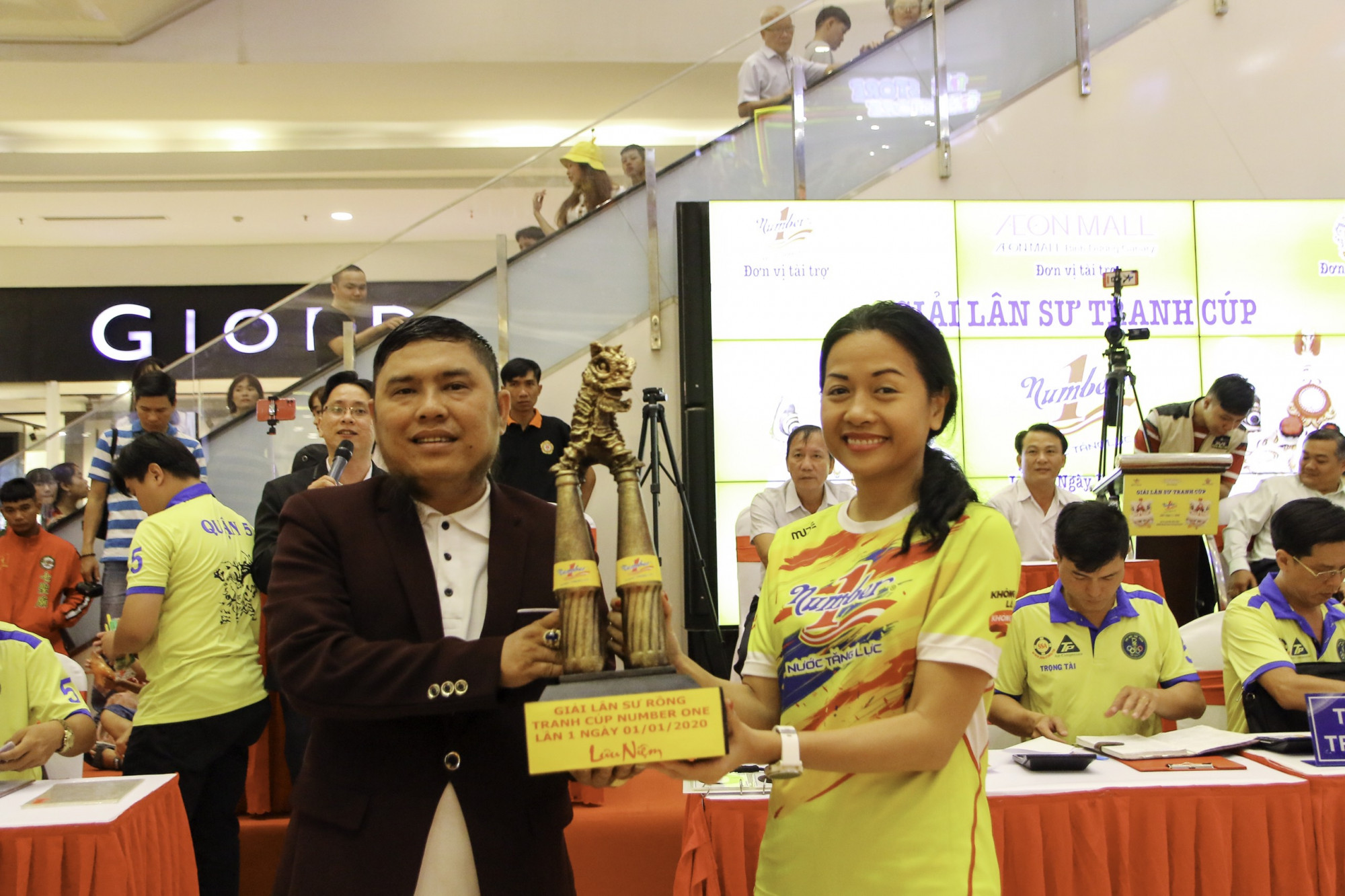 Bà Trần Uyên Phương - Phó tổng giám đốc Tập đoàn Tân Hiệp Phát trao chiếc cup Number 1 cho đại diện BTC. Chiếc cup mô phỏng con lân đứng trên mai hoa thung là 4 chai Nước tăng lực Number 1