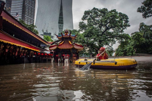 Một ngôi đình cổ ở thủ đô Jakarta chìm trong nước hôm 1/1 - Ảnh: Reuters.