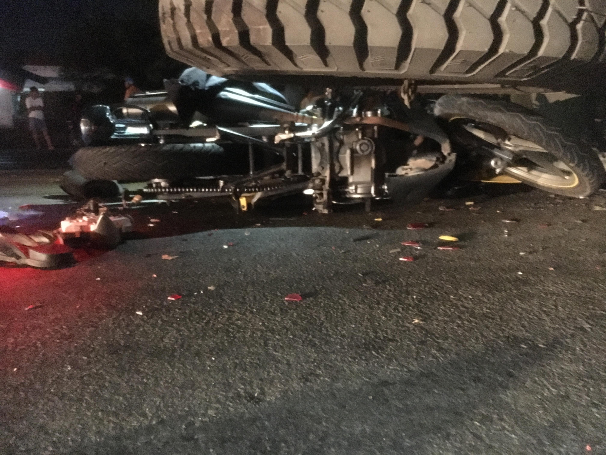 Xe máy nằm lọt gầm xe tải sau tai nạn