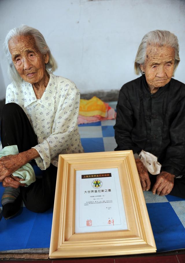 Hai chị em Đại Kiều - Tiểu Kiều bên chứng nhận kỷ lục Guinness
