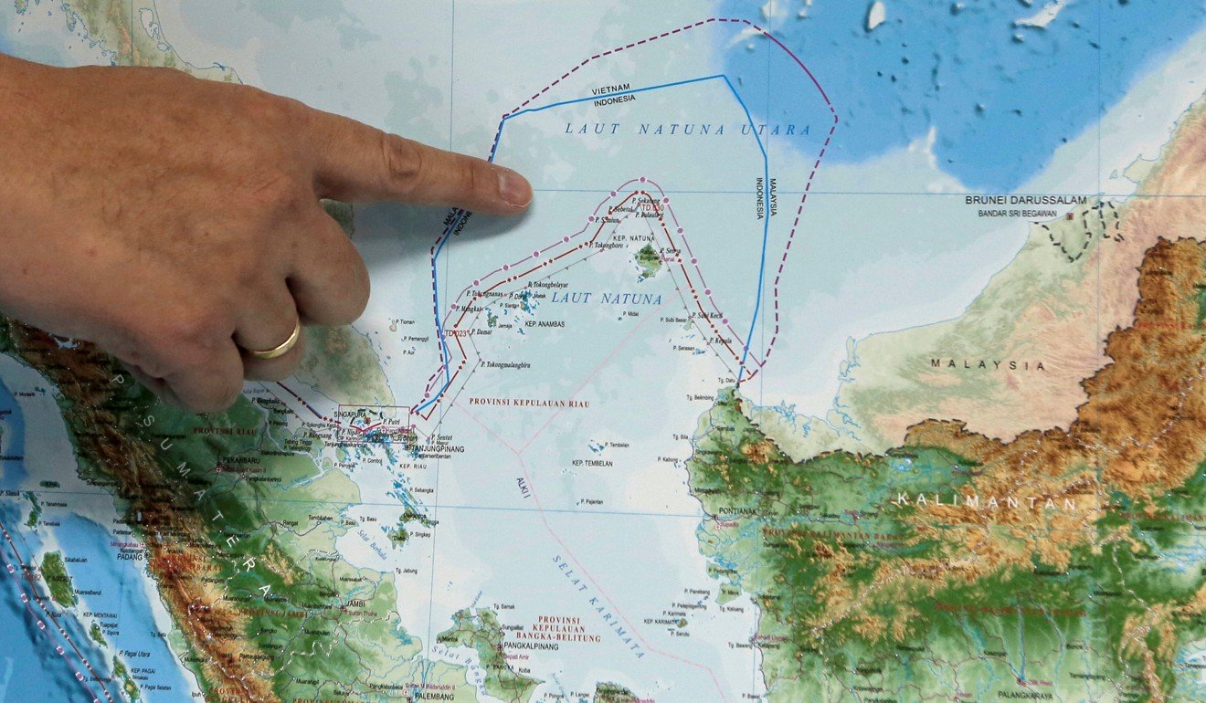 Một quan chức chính phủ Indonesia chỉ ra khu vực quần đảo Natuna trên bản đồ - Ảnh: Reuters