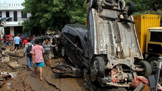 Những chiếc xe chất chồng lên nhau ở Bekasi khi nước rút dần và người dân quay về.