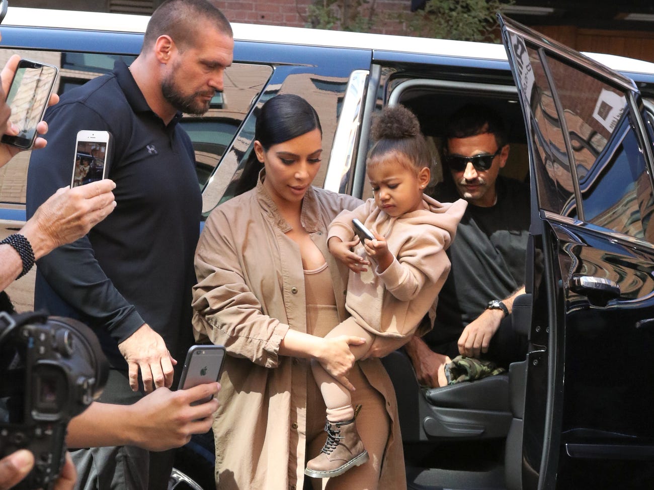 Kim Kardashian và con gái North West cùng với cựu vệ sĩ của Kardashian, Pascal Duvier, một cựu quân nhân trong quân đội Đức - Ảnh: Bauer-Griffin/GC Images