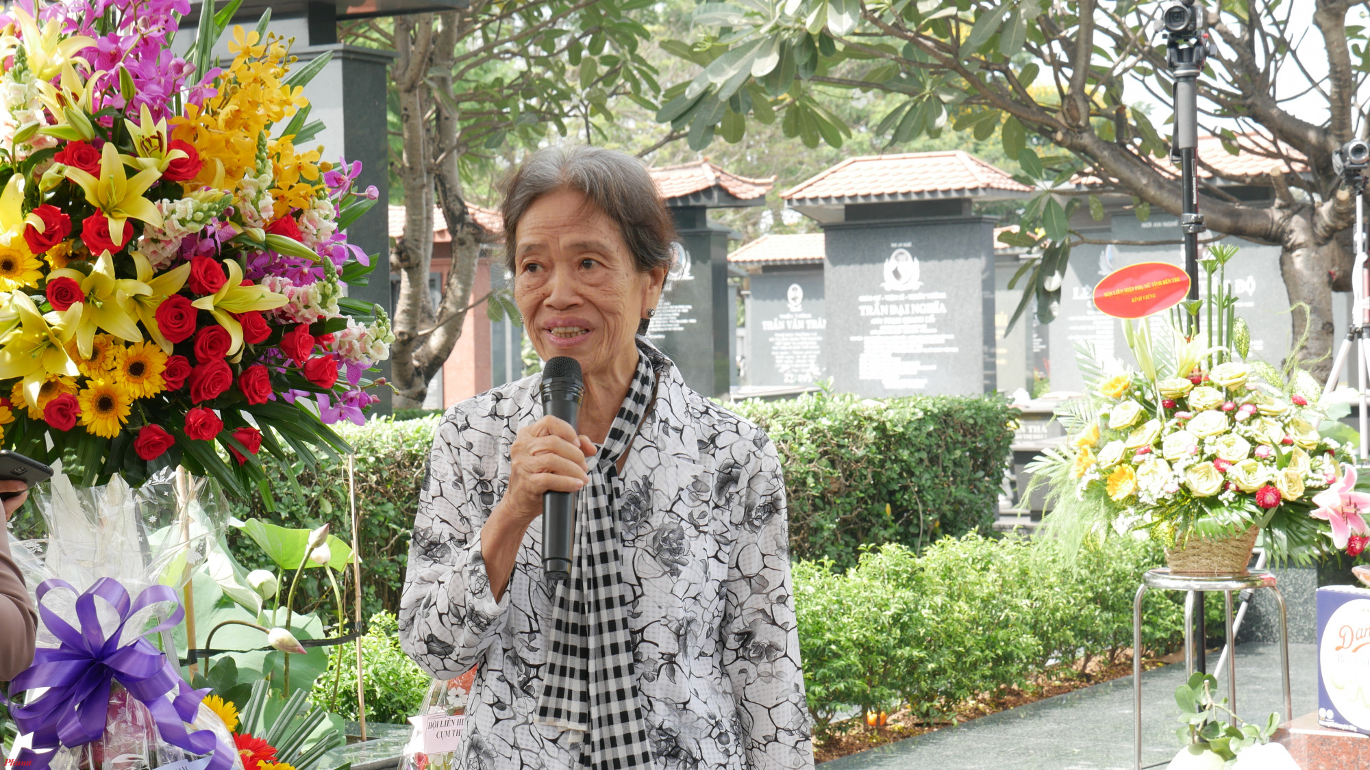 Bà Nguyễn Thị Mẫn, cháu gái Nữ tướng Nguyễn Thị Định bày tỏ lòng biết ơn sự đến các cấp lãnh đạo và quý ân nhân tại lễ khánh thành khu mộ Nữ tướng Nguyễn Thị Định. 