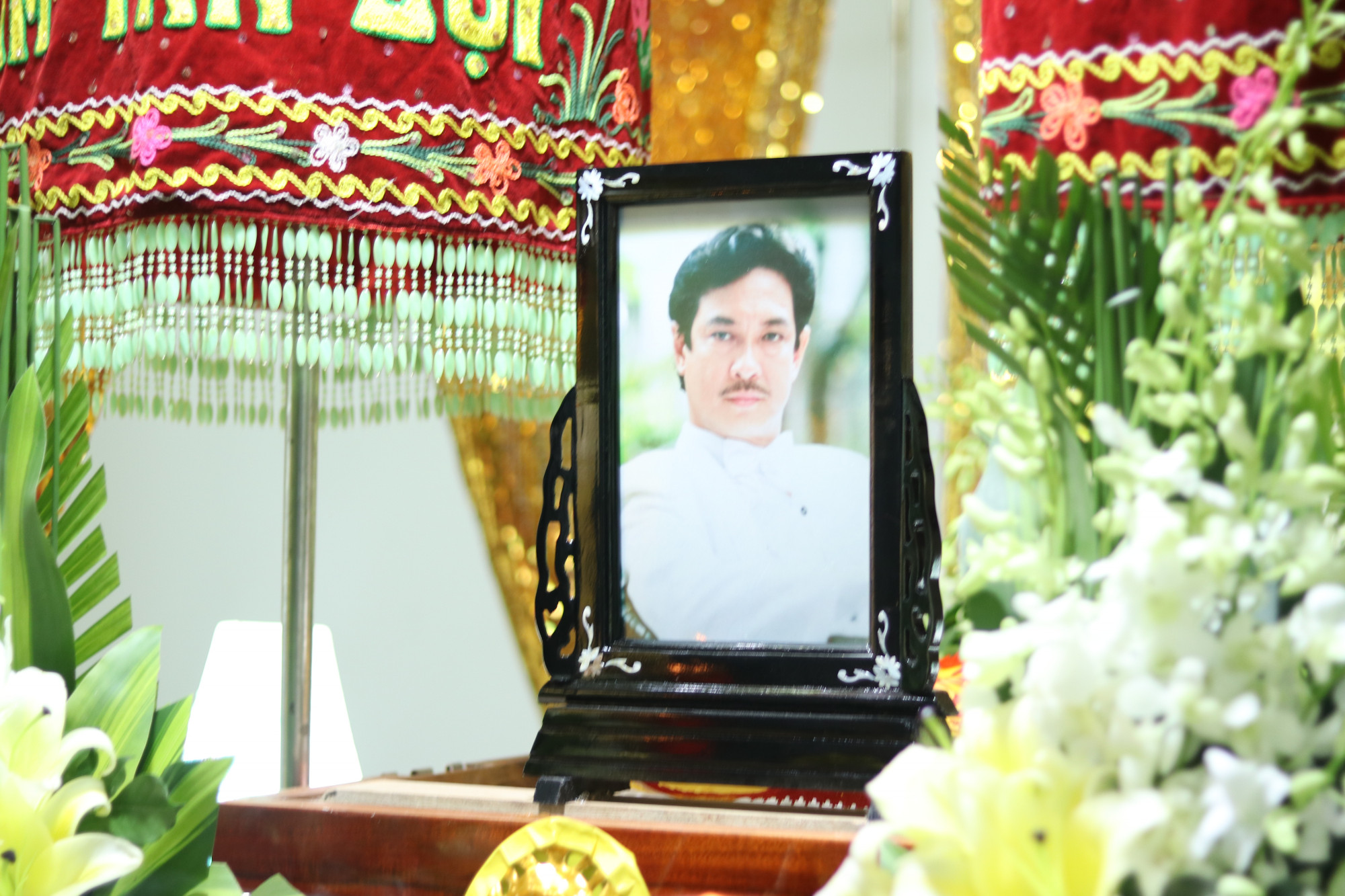 Linh cữu cố nghệ sĩ Nguyễn Chánh Tín được quàn tại một chung cư ở Q.7, TP.HCM. Ông sống những năm cuối đời tại đây.
