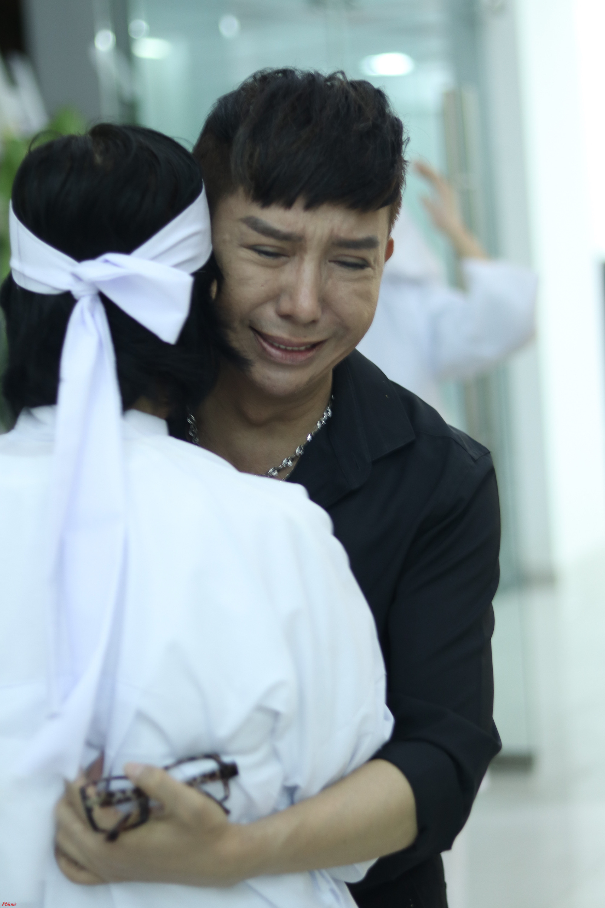 Ca sĩ Long Nhật khóc nức nở, ôm chầm lấy vợ cố nghệ sĩ Nguyễn Chánh Tín.