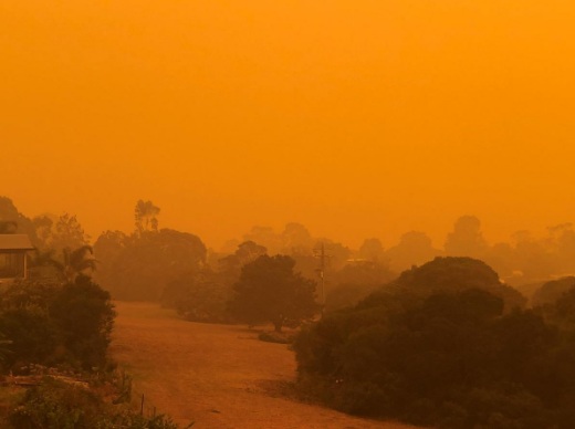 Bầu trời thị trấn Mallacoota hóa màu cam do bụi cháy rừng hôm 4/1.