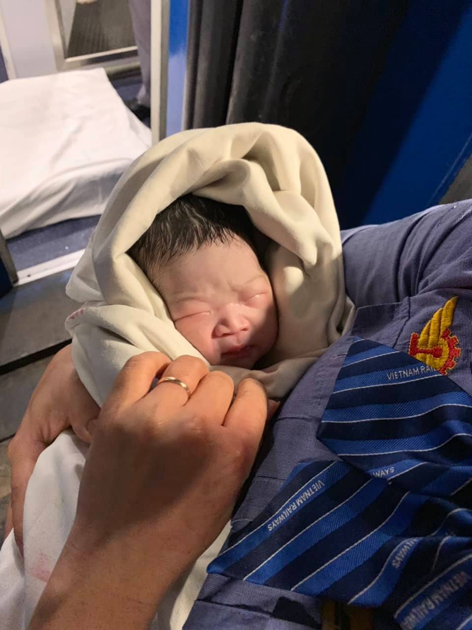Chị Hồng sinh con gái 2,9kg ngay trên chuyến tàu SE