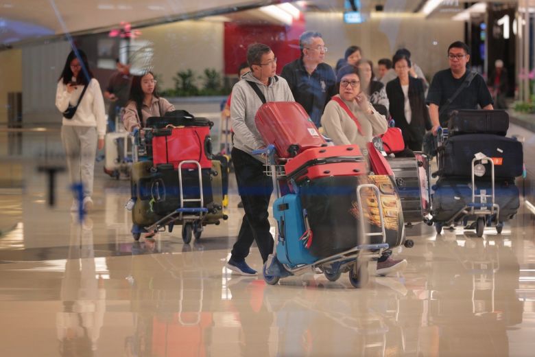 Khách dulich5 đến sân bay Changi, Singapore vào ngày 3/1. Các quốc gia quanh khu vực cẩn trọng hơn với các chuyến bay đến và đi từ Vũ Hán, Trung Quốc để đề phòng trường hợp như đợt dịch SARS vào năm 2003.