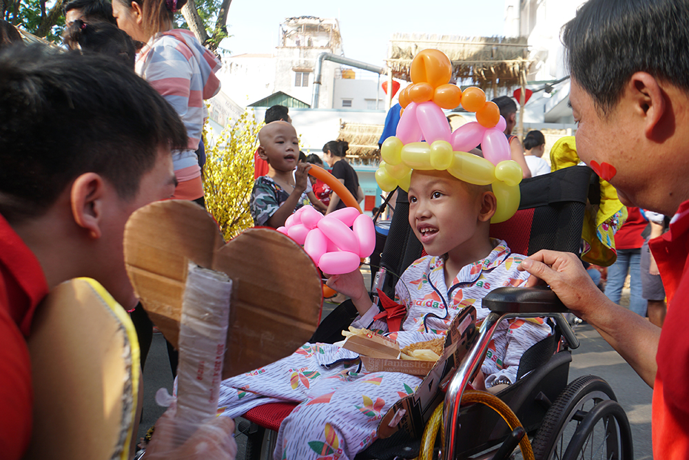 Bé Nguyễn Hà Nhã Trân (7 tuổi, ở Vĩnh Long) mắc bệnh u não hơn 1 năm, phải liên tiếp xạ trị, hóa trị, bé luôn hy vọng đợt hóa trị này sẽ kết thúc sớm để được về quê ăn tết với gia đình.