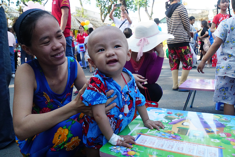 Chị Dung (31 tuổi, ở Thủ Đức) sung sướng theo từng nụ cười của con trai chị là bé Khang mắc u bào sợi thần kinh, chị chia sẻ: 