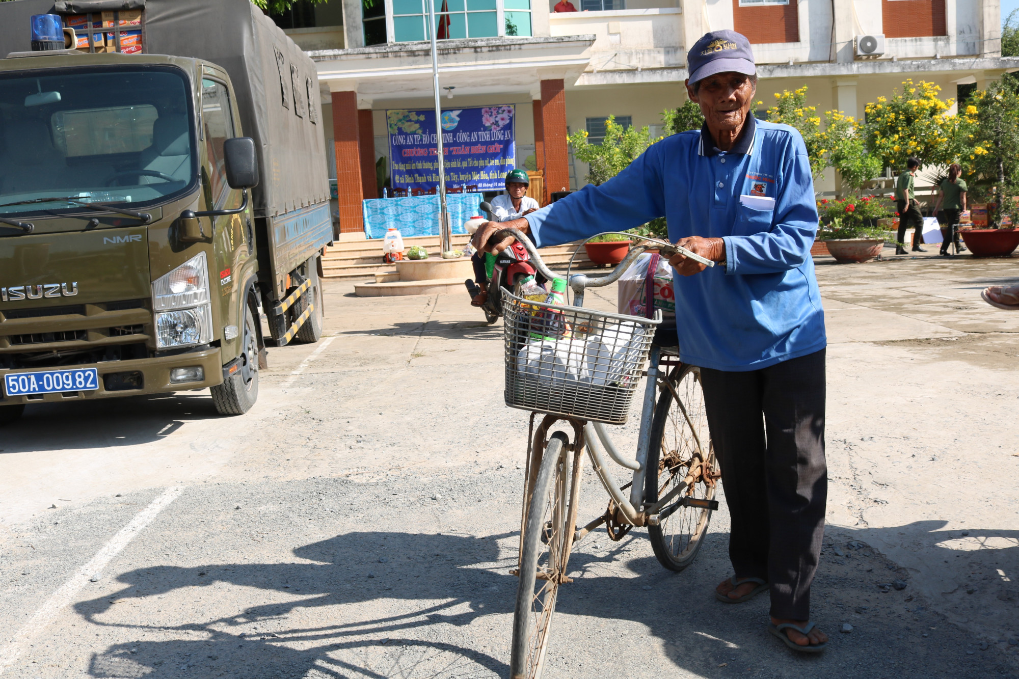 Chở quà Tết về nhà. 