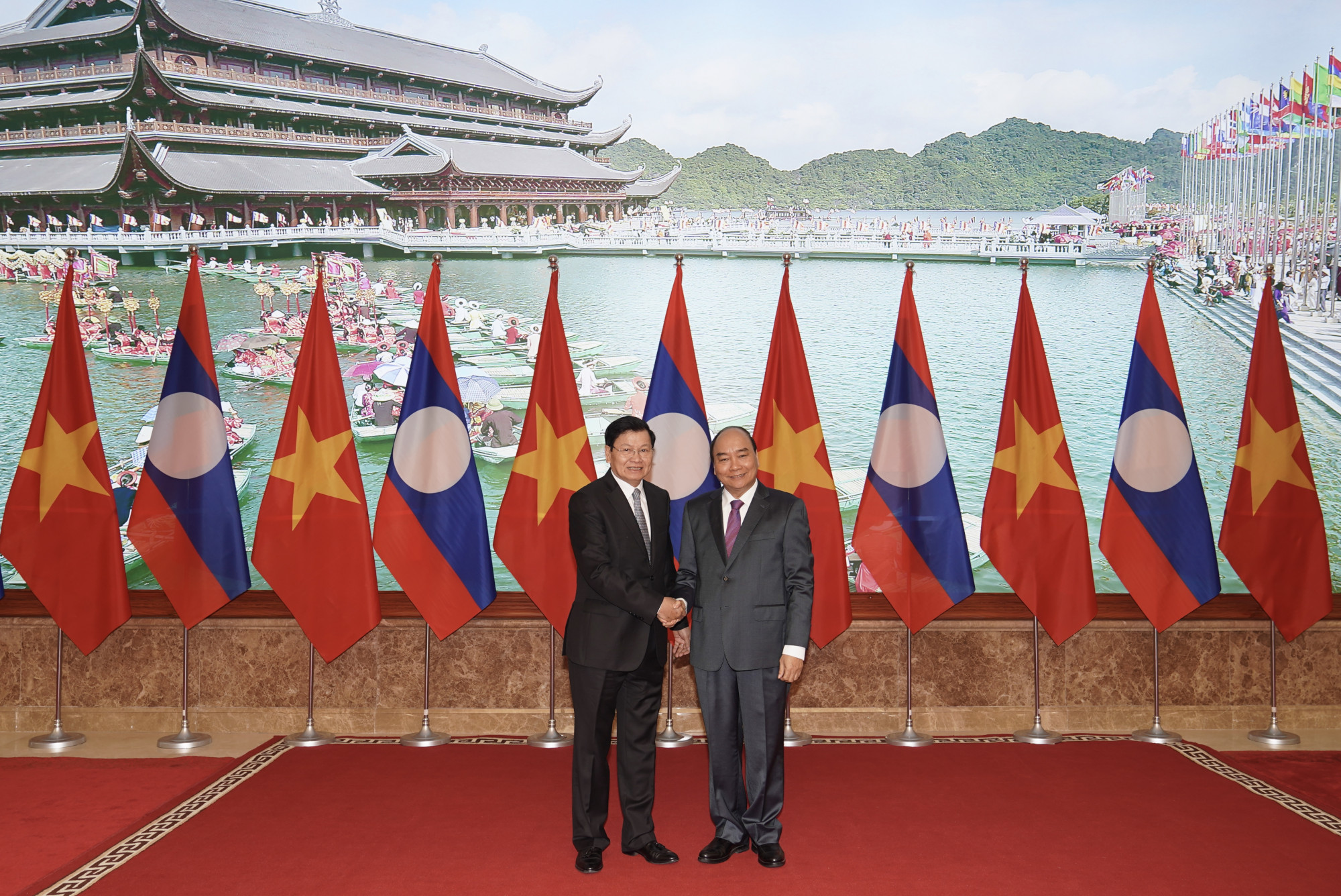 Thủ tướng Nguyễn Xuân Phúc và Thủ tướng CHDCND Lào Thongloun Sisoulith. Ảnh: VGP/Quang Hiếu