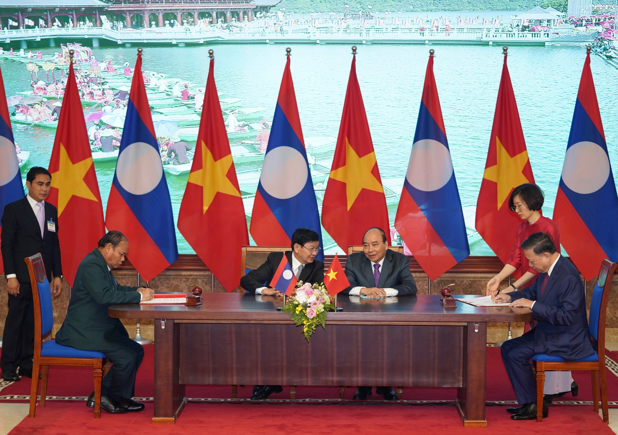 Hai Thủ tướng chứng kiến đại diện hai nước ký kết văn kiện hợp tác. Ảnh: VGP/Quang Hiếu
