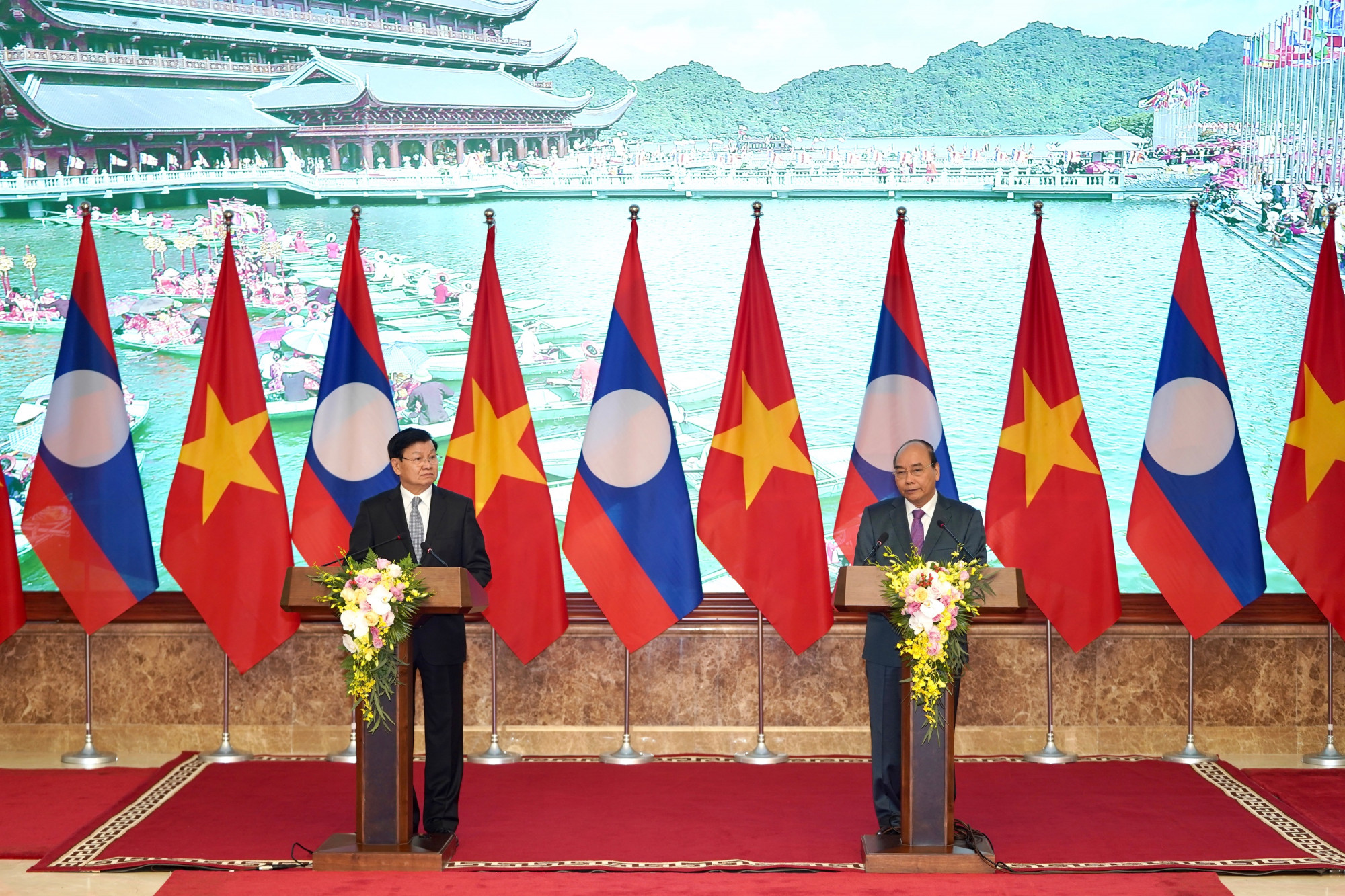 Hai Thủ tướng chủ trì họp báo thông báo kết quả kỳ họp. Ảnh: VGP/Quang Hiếu
