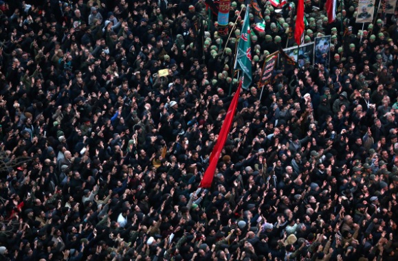 Hàng ngàn người tập trung tại lễ tang của ông Qassem Soleimani, thề sẽ trả thù Mỹ - Ảnh: Reuters.