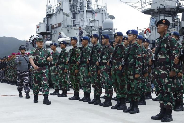 Tư lệnh Khu vực phòng thủ chung Indonesia Yudo Margono kiểm tra quân đội tại căn cứ quân sự Natuna ở tỉnh Riau Islands ngày 3/1/2020 - Ảnh: AP