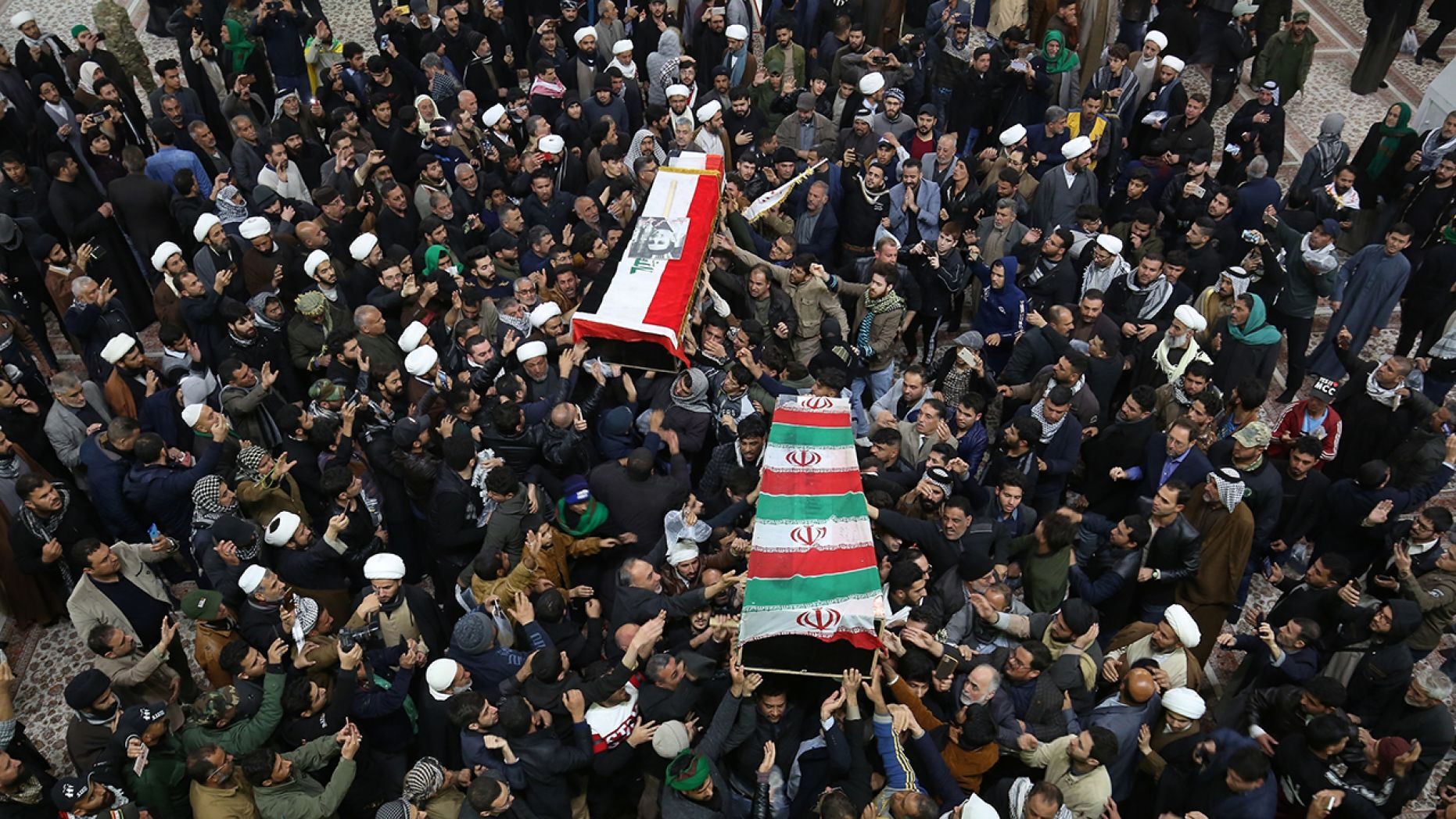 Đám tang đưa quan tài tướng Soleimani và phó tướng Abu Mahdi al-Muhandis đến đền thờ Imam Ali ở Najaf (Iraq), hôm 4/1 - Ảnh: AP