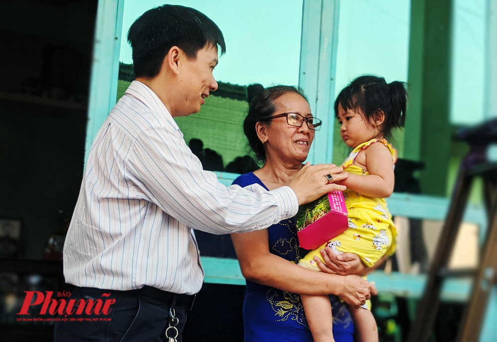 Thạc sĩ Lê Minh Hiển - Trưởng phòng CTXH, BV Chợ Rẫy đến thăm và chúc Tết bà Ngọc Yến.