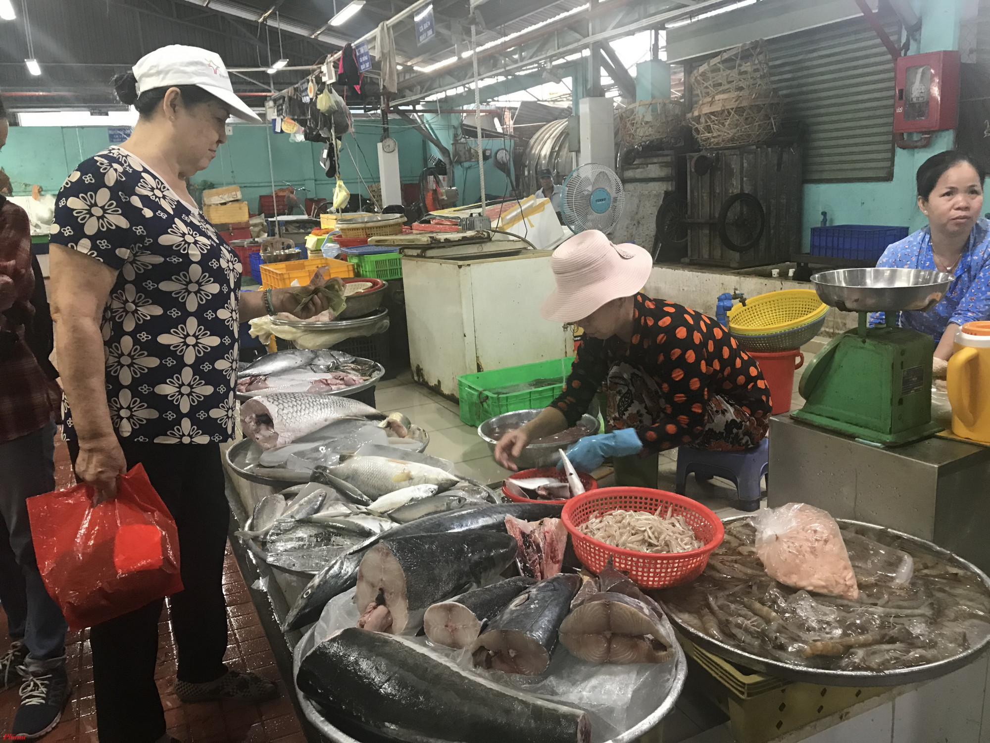 Sáng cùng ngày, Ban ATTP kiểm tra hoạt động chợ Thủ Đức chủ yếu các quầy thịt, cá, rau củ và gia vị phục vụ cho nhu cầu hàng ngày của người dân.