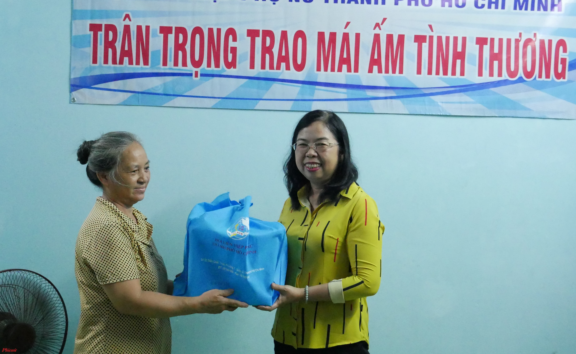 Bà Đỗ Thị Chánh, Phó Chủ tịch Hội LHPN TP.HCM tặng quà chúc mừng dì Tuyết trong ngày nhận mái ấm tình thương. 