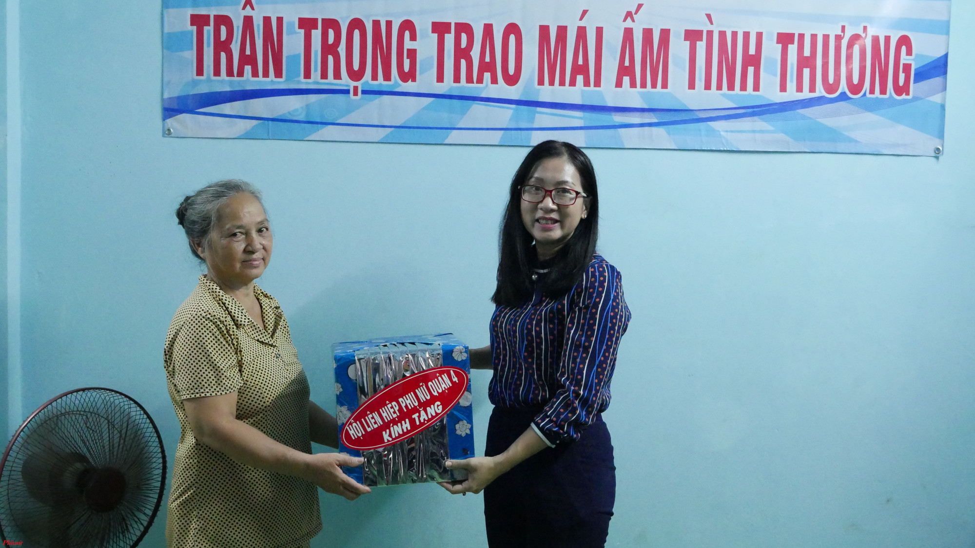 Hội LHPN quận 4 tặng quà chúc mừng gia đình dì Tuyết trong ngày nhận được mái ấm tình thương. 