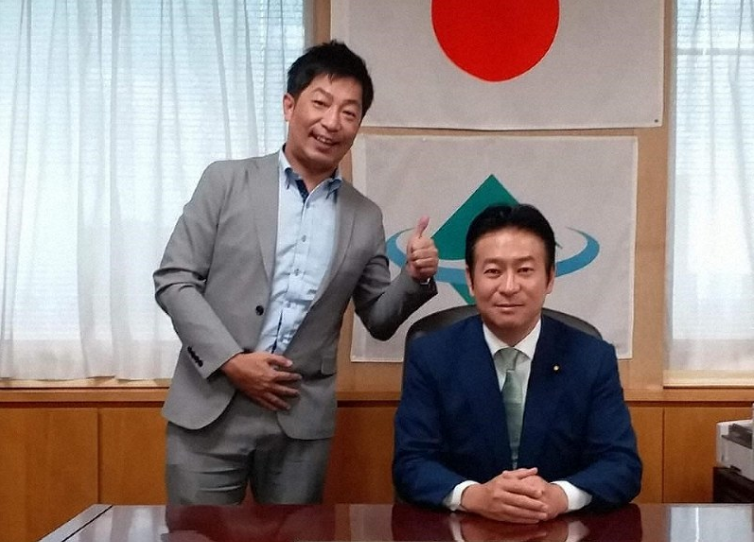 Ông Masahiko Konno (trái) trong một lần chụp ảnh với nhà lập pháp Tsukasa Akimoto đã bị bắt giữ trong vụ bê bối. Ảnh: The Asahi Shimbun