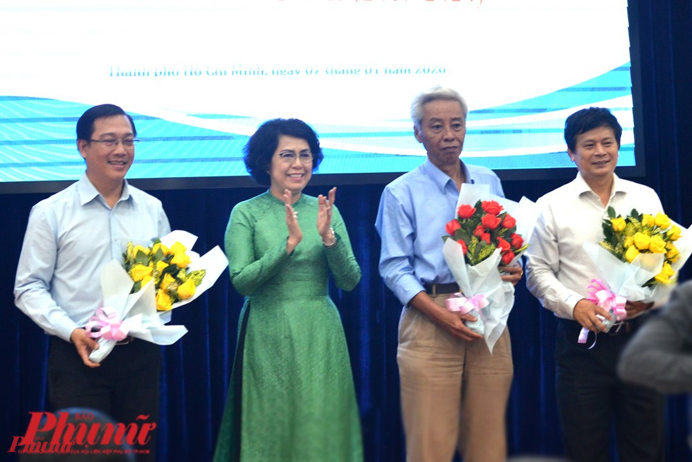 Bà Tô Thị Bích Châu - Chủ tịch Uỷ ban MTTQVN TPHCM tặng hoa chúc mừng thiếu tướng Phan Anh Minh trở thành ủy viên của Mặt trận Tổ quốc Việt Nam TPHCM- Ảnh: Hiếu Nguyễn