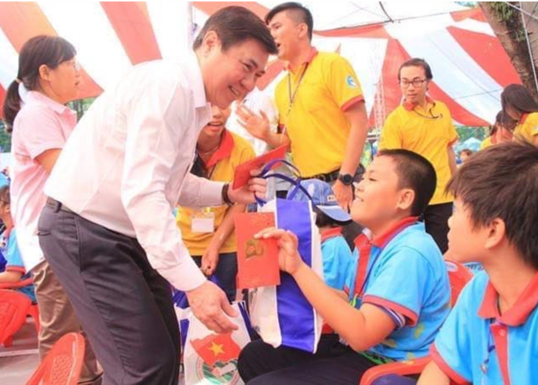 Chủ tịch UBND TPHCM Nguyễn Thành Phong trao quà tết và bao lì xì cho trẻ em nghèo trong chương trình Tổ ấm ngày xuân