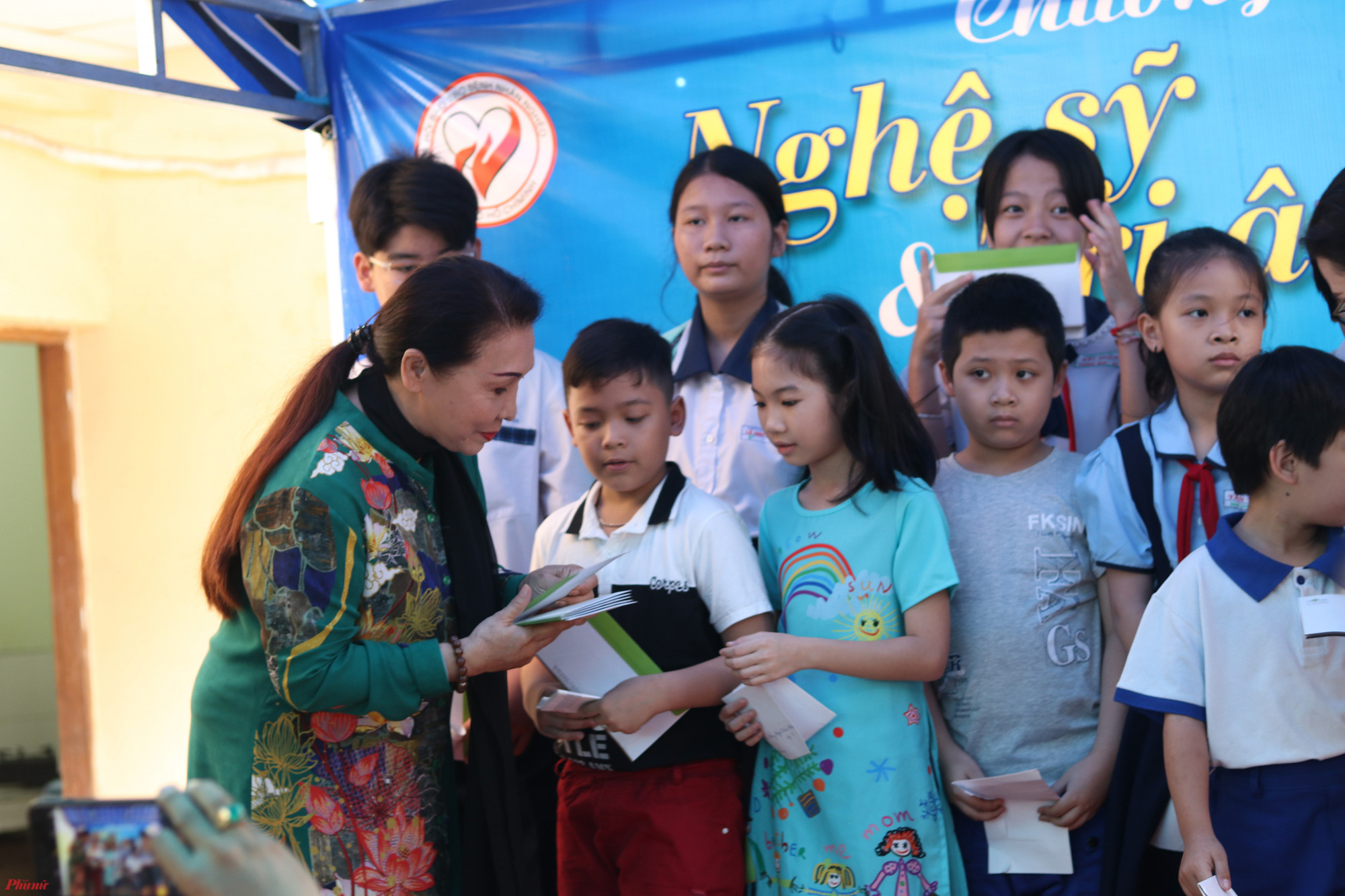 NSND Bạch Tuyết trao học bổng cho con em các gia đình nghệ sĩ.