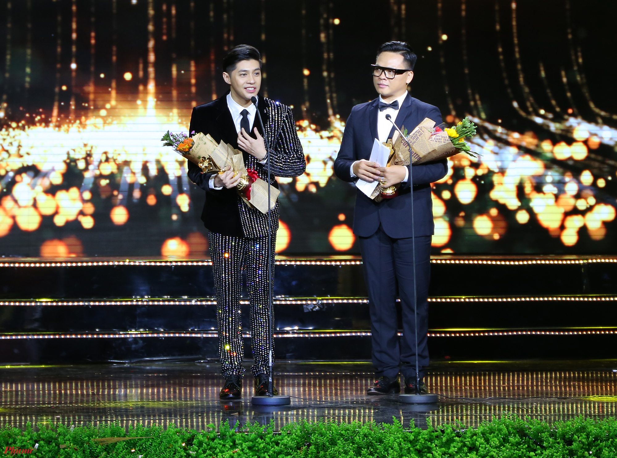 Noo Phước Thịnh và đại diện ca sĩ Hoàng Thuỳ Linh nhận giải Nam/Nữ ca sĩ nhạc nhẹ được yêu thích nhất