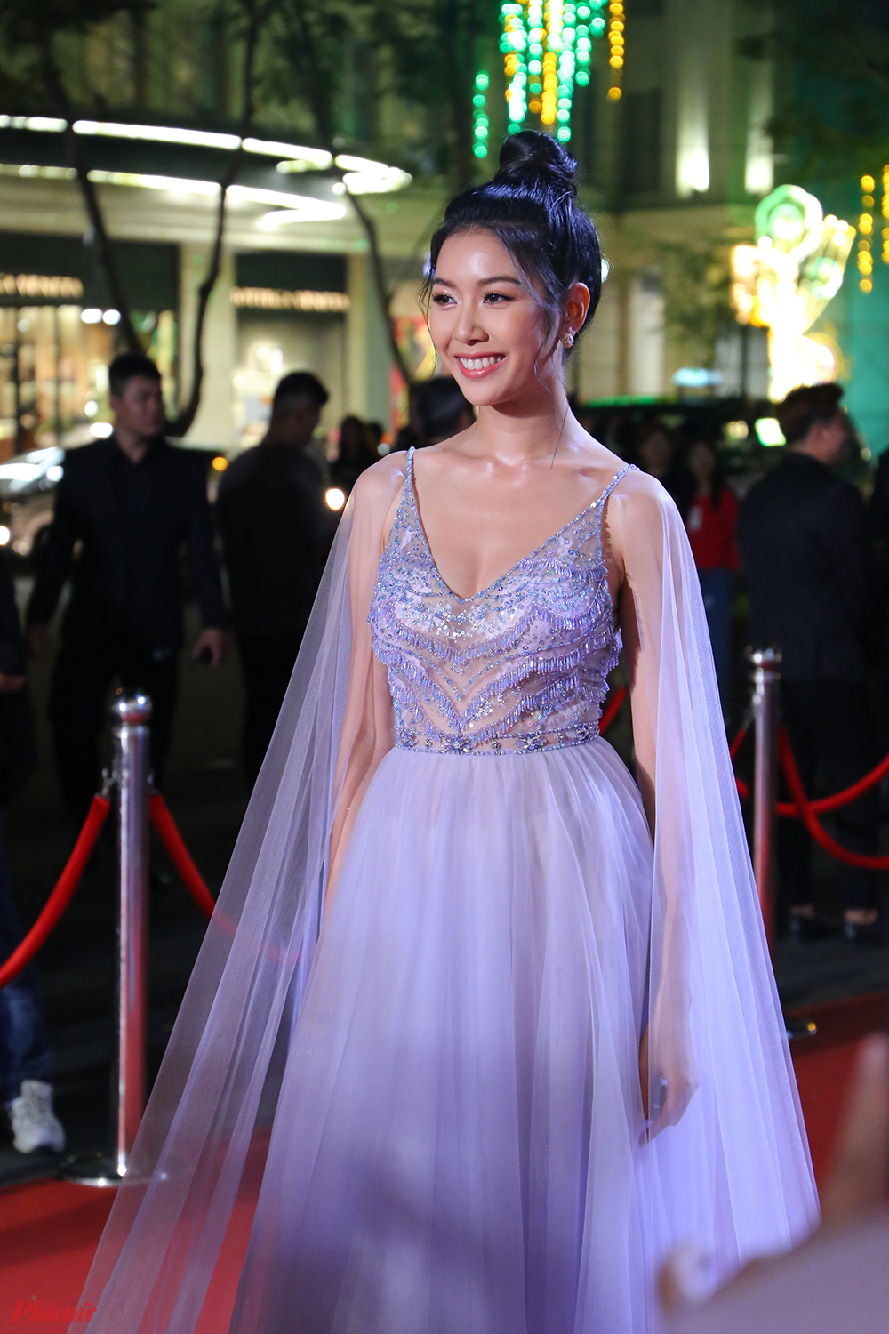 Á hậu Thuý Vân diện váy màu tím nhạt ngọt ngào, nhưng không kém phần gợi cảm bởi chất liệu mỏng manh. Cô đảm nhận vai trò MC cho lễ trao giải.