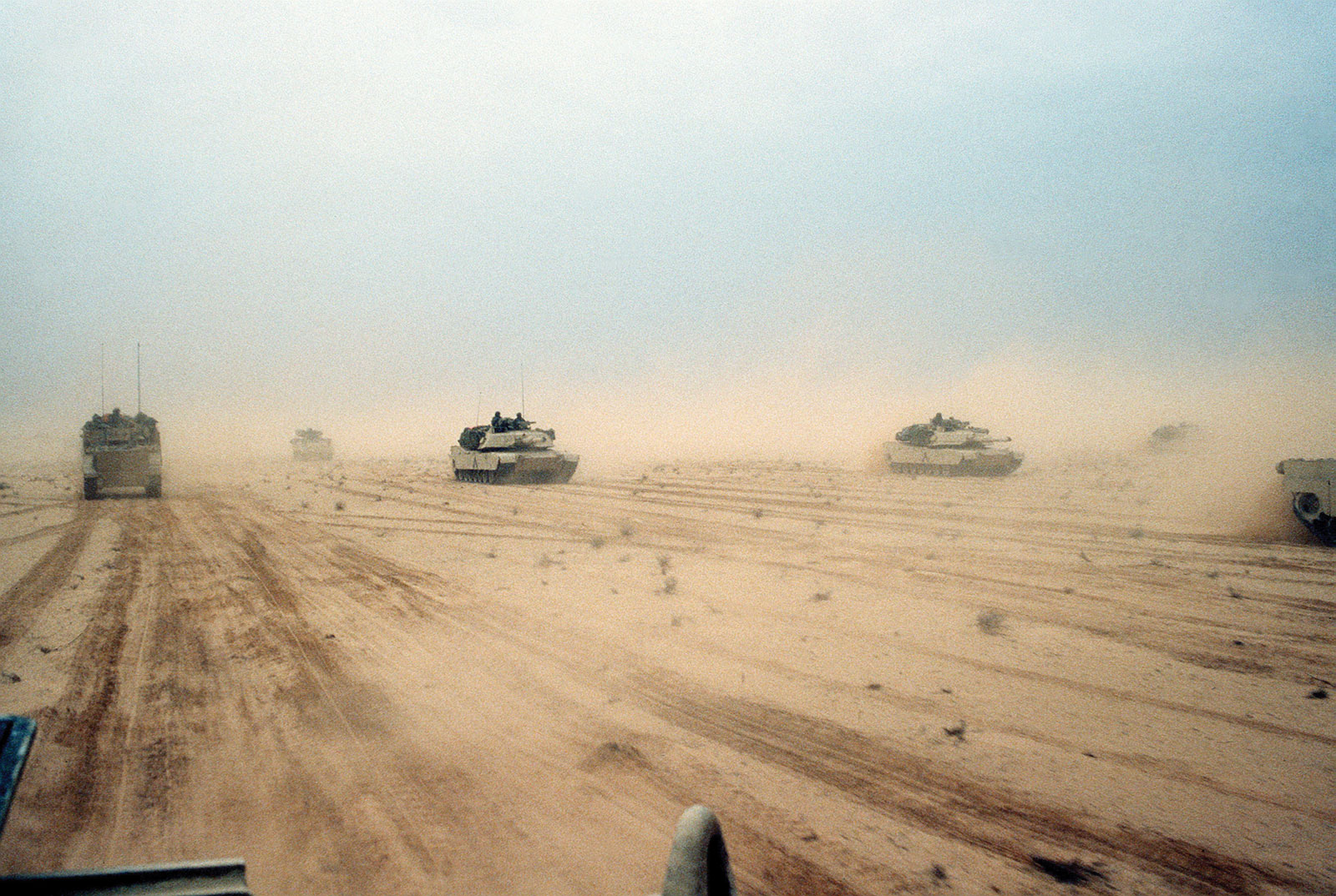 Xe tăng M1A1-Abrams của Mỹ tiến vào Kuwait năm 1991