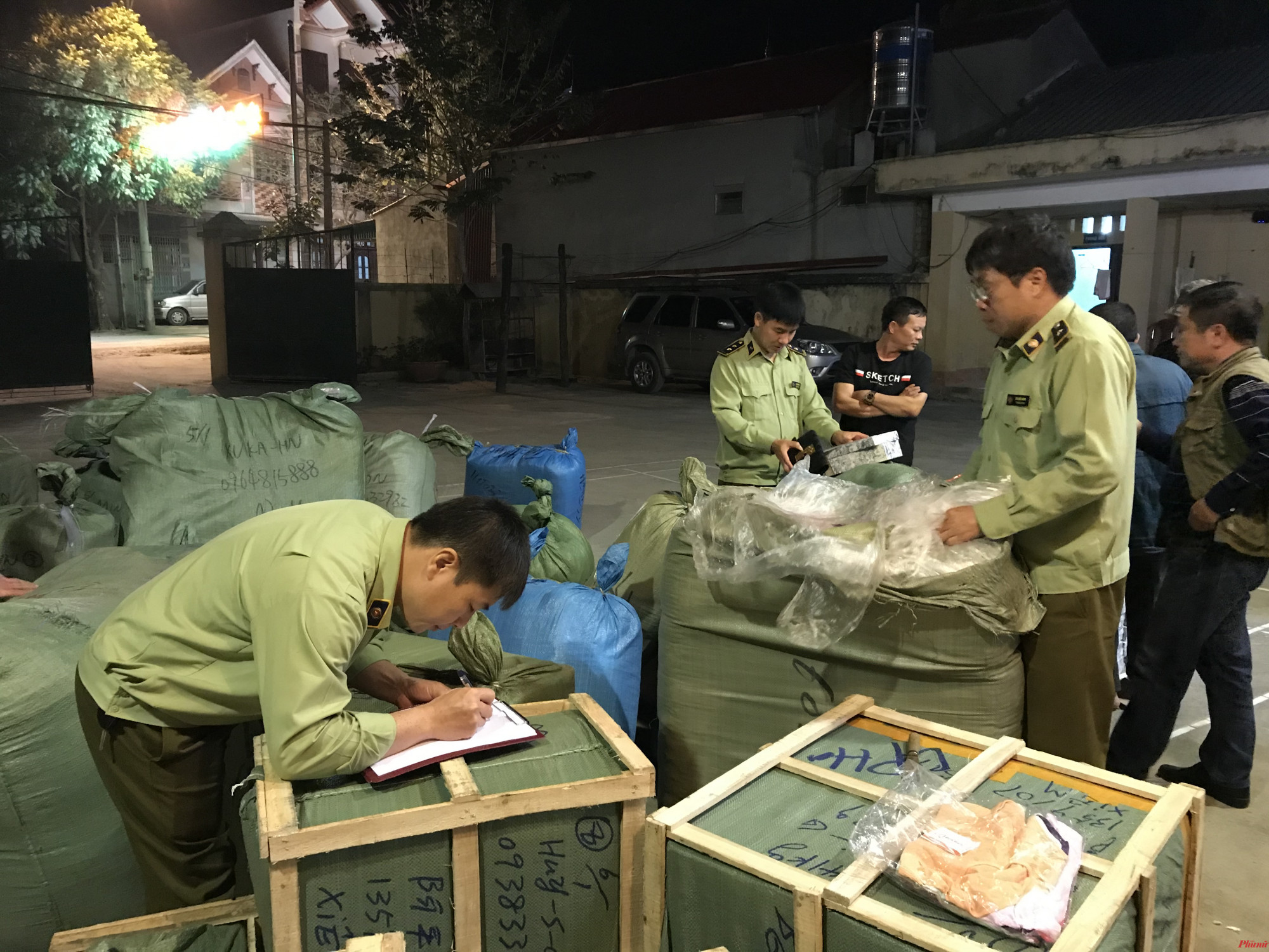 lượng lớn quần áo, giày dép, túi xách và 620 hộp phấn trang điểm do Trung Quốc sản xuất không có hóa đơn chứng từ