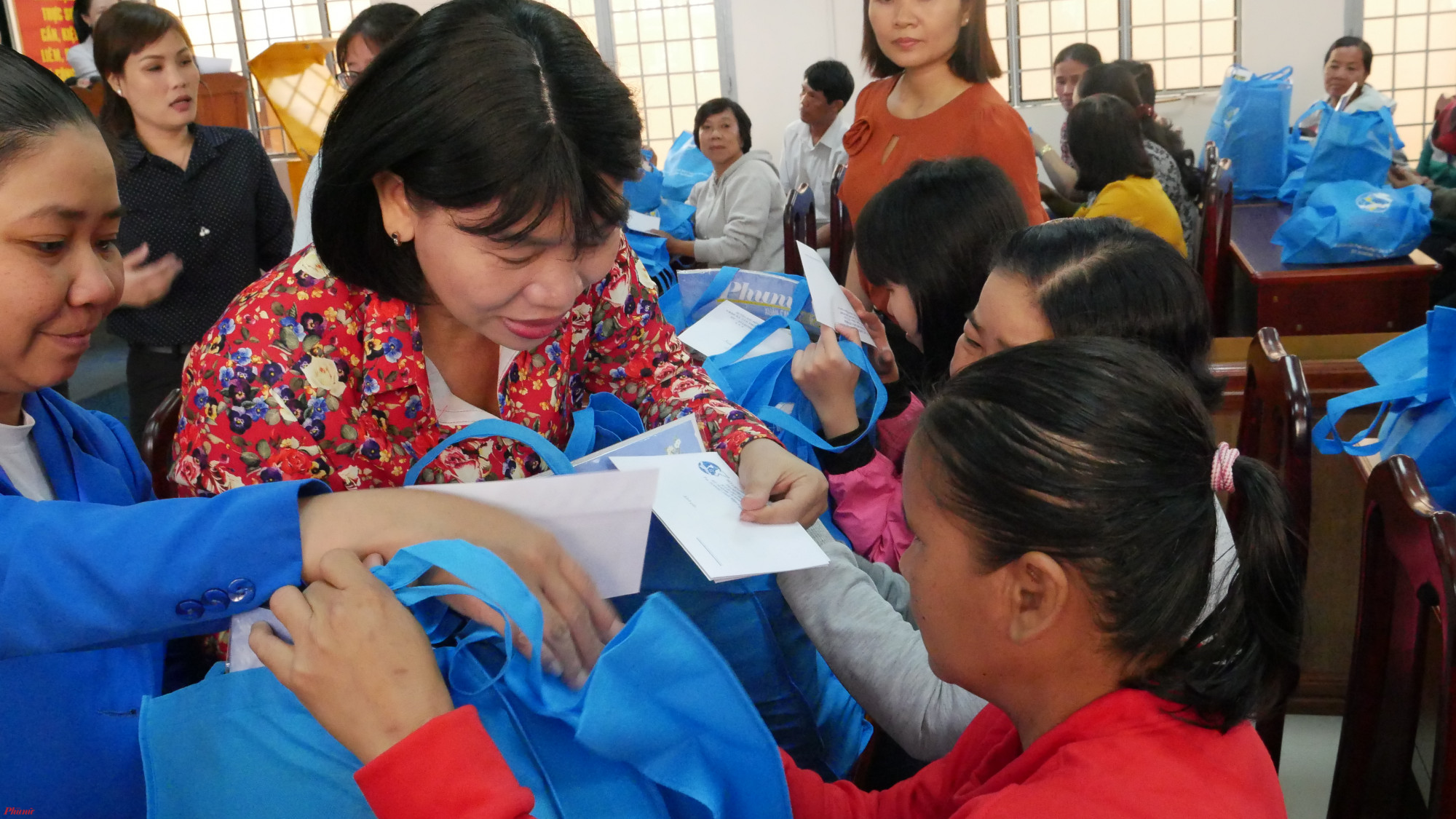 Những món quà tết được Hội LHPN TP.HCM trao gửi đến phụ nữ khiếm thị, khuyết tật trên địa bàn huyện Hóc Môn. 