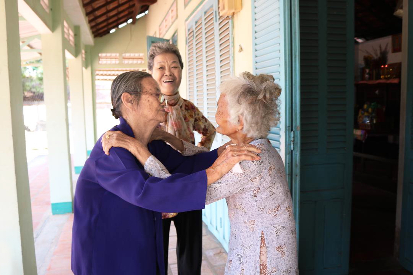 Khoảnh khắc hạnh ngộ của bà Năm Đang và Bà mẹ Việt Nam anh hùng Kiều Thị Nông cùng sự chứng kiến của bà Ba Son