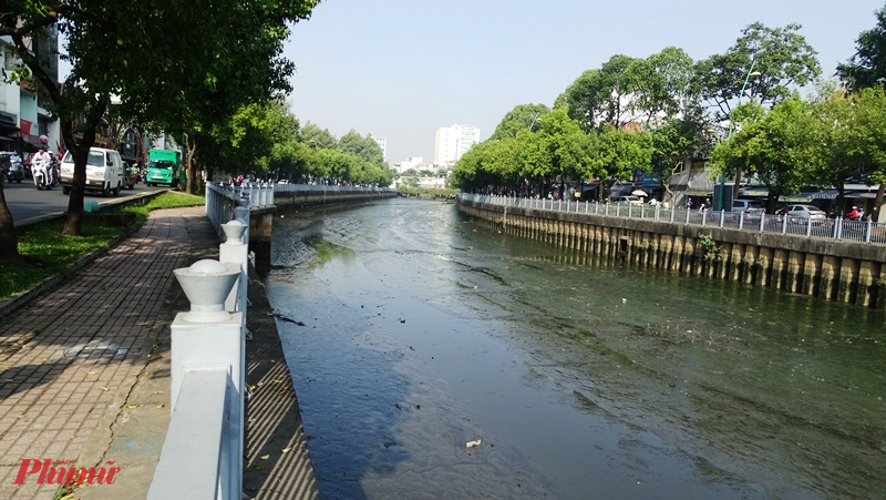 Đoạn thượng nguồn kênh Nhiêu Lộc – Thị Nghè bị cạn khô bất thường - Ảnh: Trung Thanh